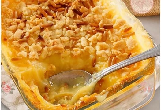 Crumble de la abuela con crema de vainilla y manzanas